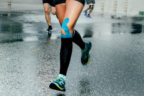 Hast Du schon einmal überlegt, Kompressionsstrümpfe für Dein Training oder Deinen nächsten Lauf zu nutzen, um die Vorteile der beschleunigten Erholung und der reduzierten Muskelermüdung zu nutzen?